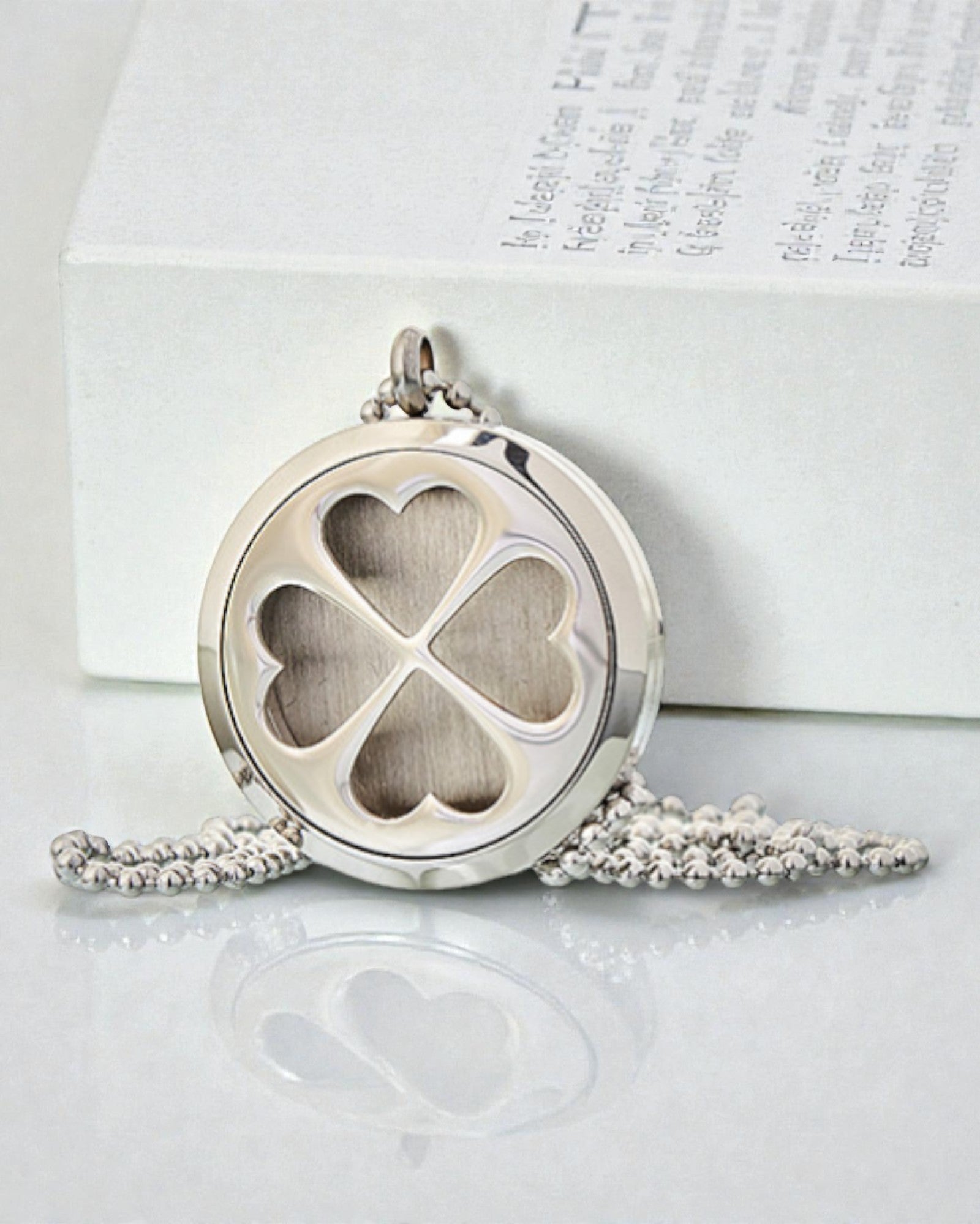 AromaClover – Colar de Aromaterapia com Medalhão de Trevo de Quatro Folhas 30 mm