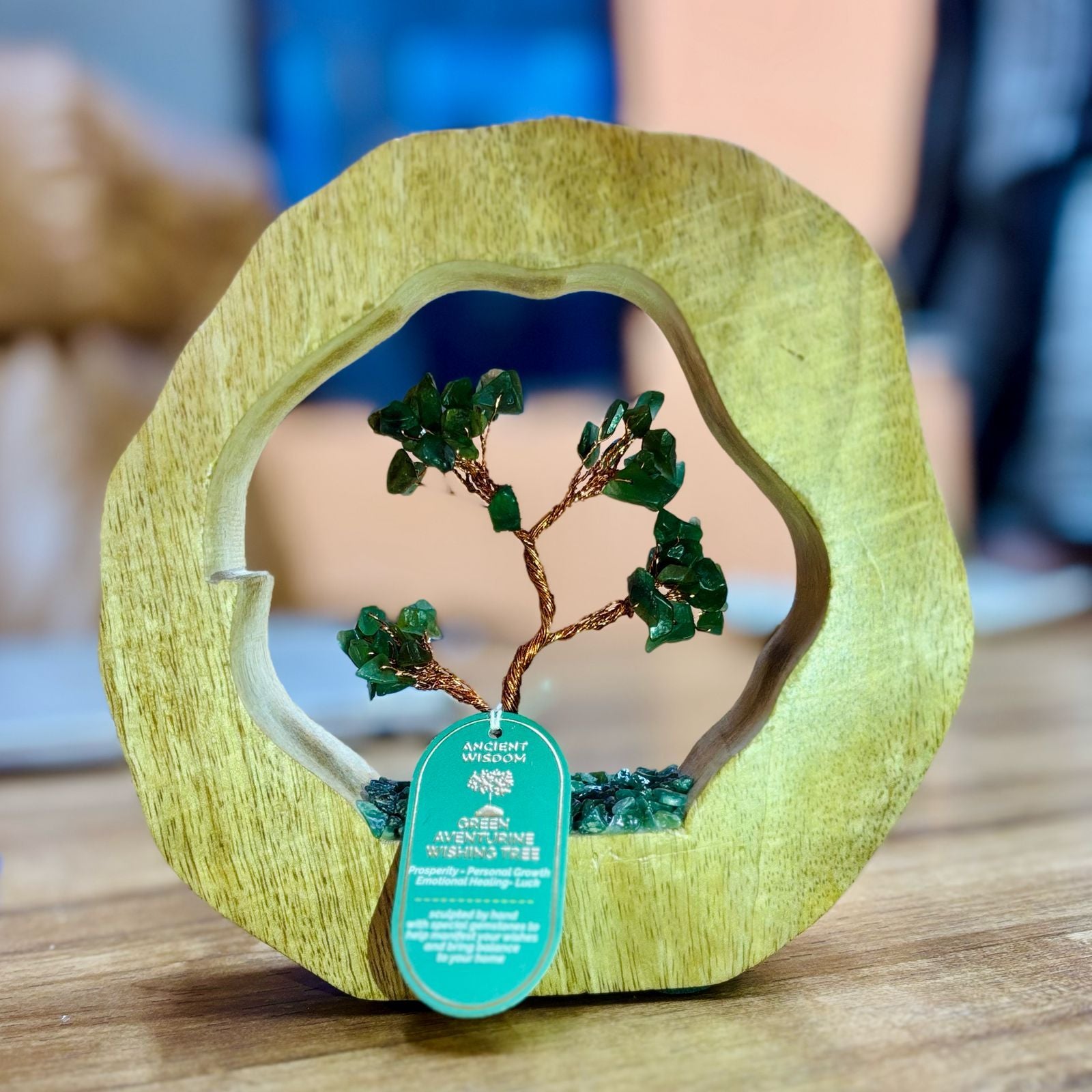 Jardim Arbóreo de Aventurina Verde em Arco de Madeira de Manga - Artesanato com 60 Pedras Chipstone - Ideal para Presente - Dimensões 17,5x17x4 cm, Peso 350 g