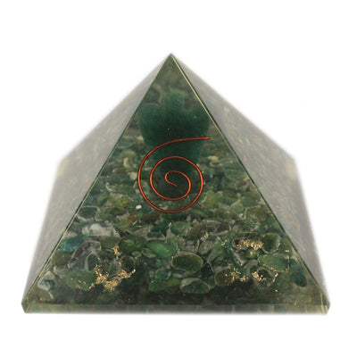 Pirâmide Mágica Orgonite 70 mm - Anjo com Objetos Esotéricos, Interior Esverdeado e Acabamento Manual