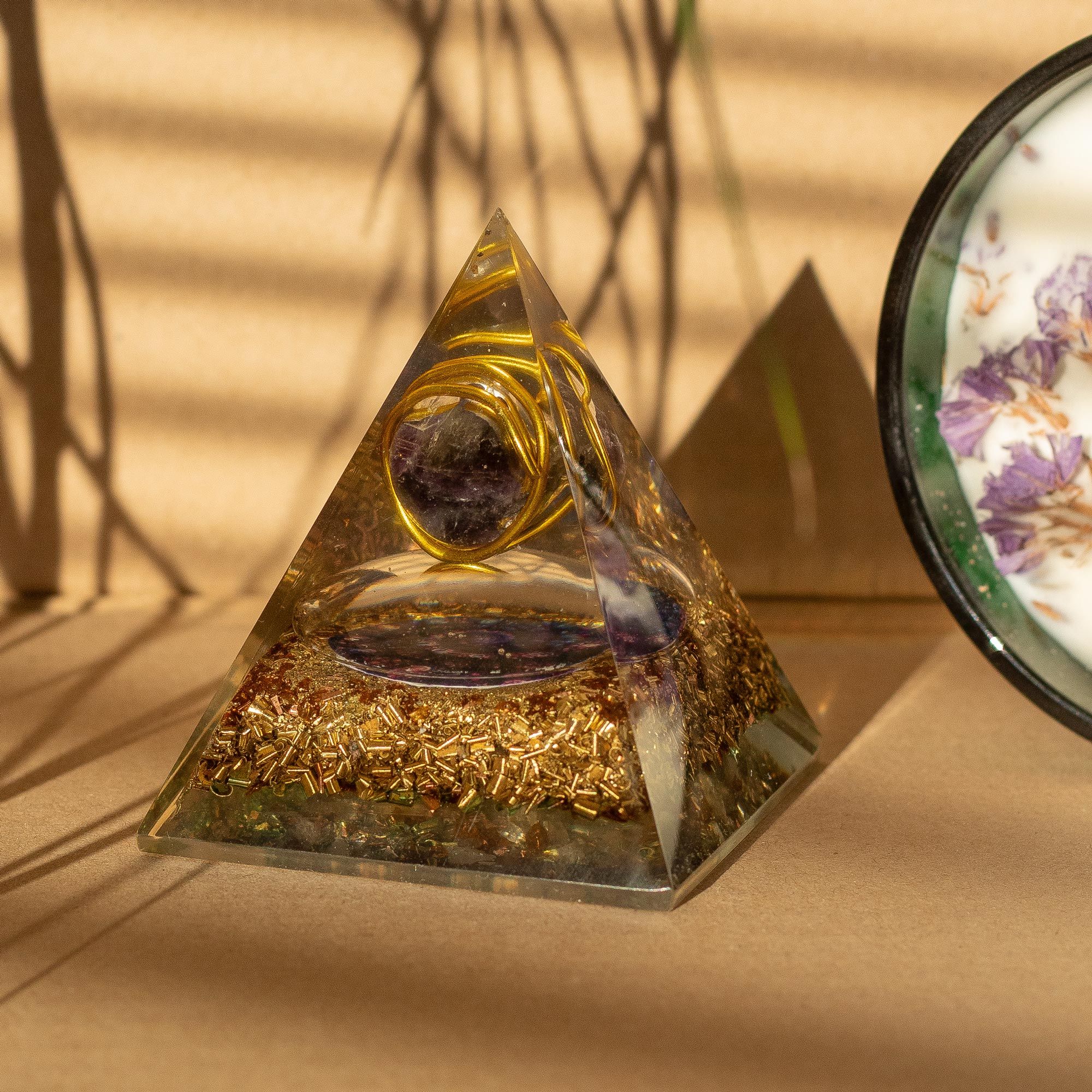 Pirâmide Média Orgonite com Ametista e Cobre 7x6 cm