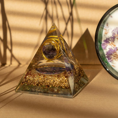 Pirâmide Média Orgonite com Ametista e Cobre 7x6 cm