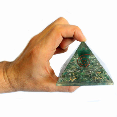 Pirâmide Mágica Orgonite 70 mm - Anjo com Objetos Esotéricos, Interior Esverdeado e Acabamento Manual
