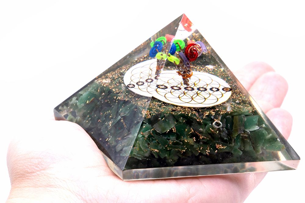 Pirâmide Orgonite com Água-marinha Verde e Simbologia da Flor da Vida