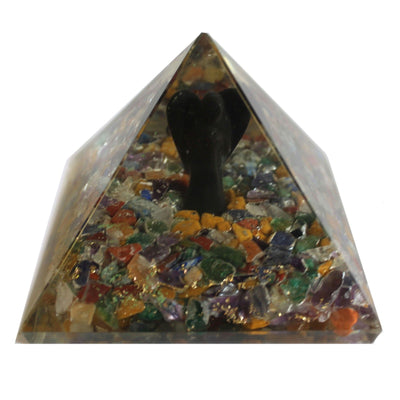 Pirâmide Mágica Orgonite 70 mm - Anjo com Objetos Esotéricos, Interior Esverdeado e Acabamento Manual