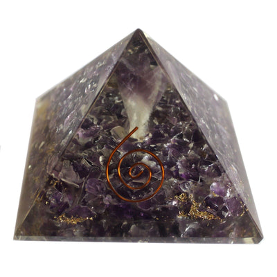 Pirâmide Mágica Orgonite 70 mm - Anjo com Objetos Esotéricos, Interior Esverdeado e Acabamento Manual