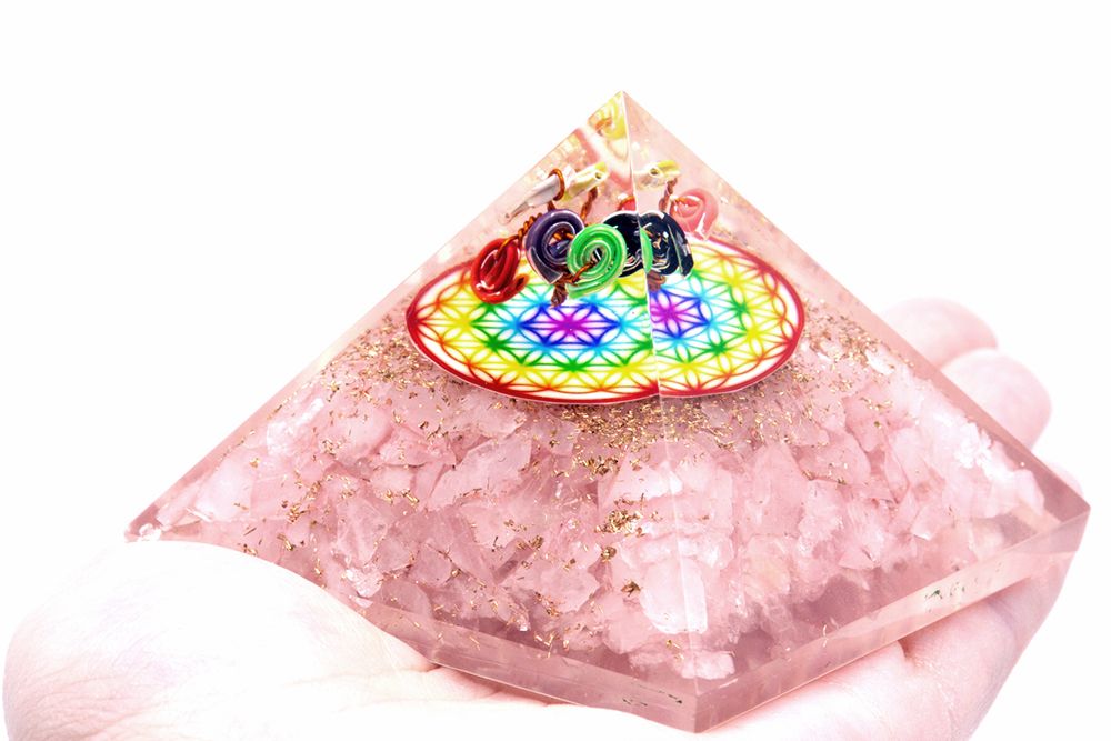 Pirâmide Orgonite de Quartzo Rosa com Padrão Arco-íris da Flor da Vida
