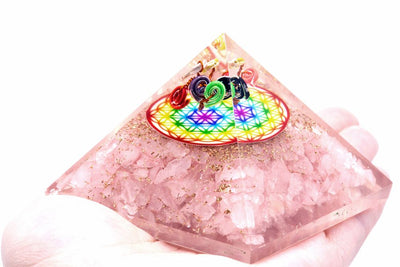 Pirâmide Orgonite de Quartzo Rosa com Padrão Arco-íris da Flor da Vida