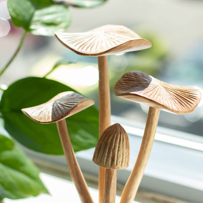 Cogumelos Florestais Entalhados à Mão - Conjunto de 4 Cogumelos Grandes em Madeira Natural, Perfeitos para Presente - Altura 14 cm, Estilo Rústico Único, Excelente para Decoração de Interiores  