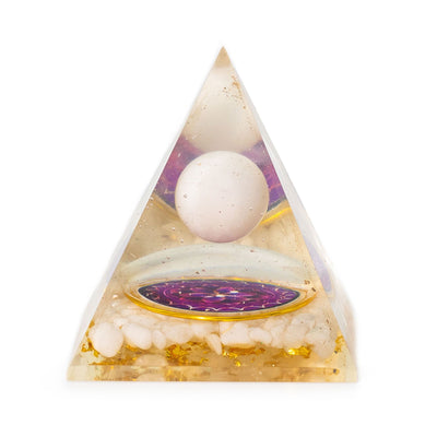 Pirâmide Orgonite com Bola Branca de Quartzo 7x6 cm - Pedaços Naturais de Quartzo e Folhas Douradas