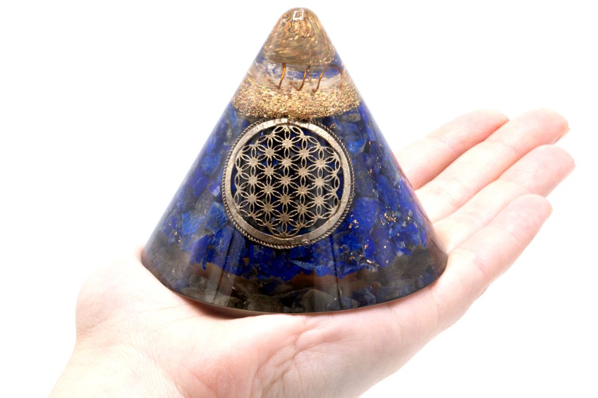 Cone Orgonite Lápis Flor da Vida com Quartzo Suspenso - 90 mm, Azul-Dourado, Resina Vidro e Lascas Metálicas