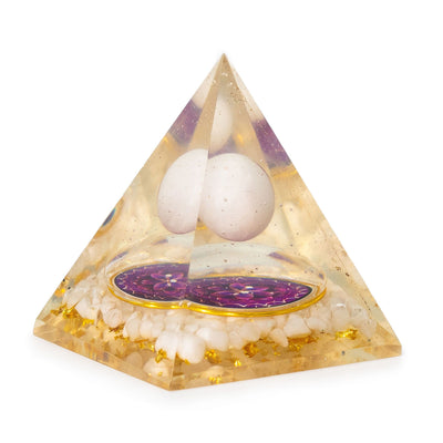 Pirâmide Orgonite com Bola Branca de Quartzo 7x6 cm - Pedaços Naturais de Quartzo e Folhas Douradas