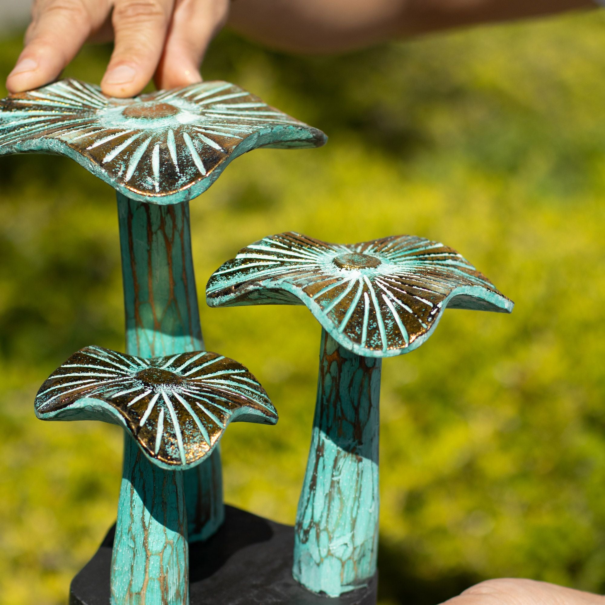 Pequeno Cogumelo Dourado Artístico 20 cm - Feito à Mão em Madeira com Tons Turquesa
