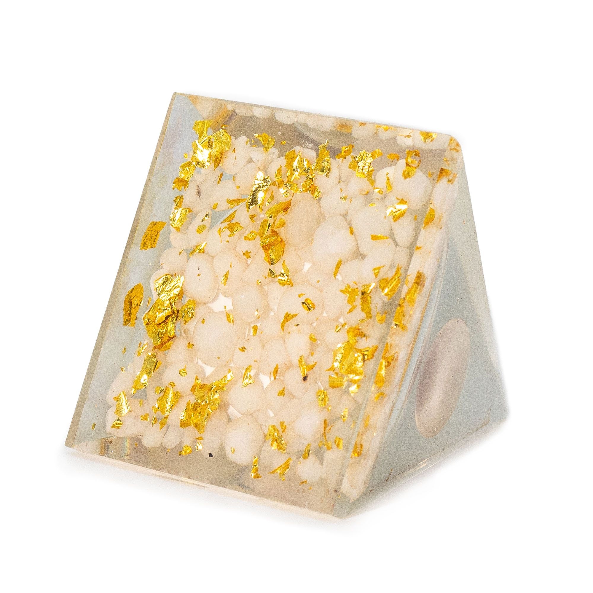 Pirâmide Orgonite com Bola Branca de Quartzo 7x6 cm - Pedaços Naturais de Quartzo e Folhas Douradas
