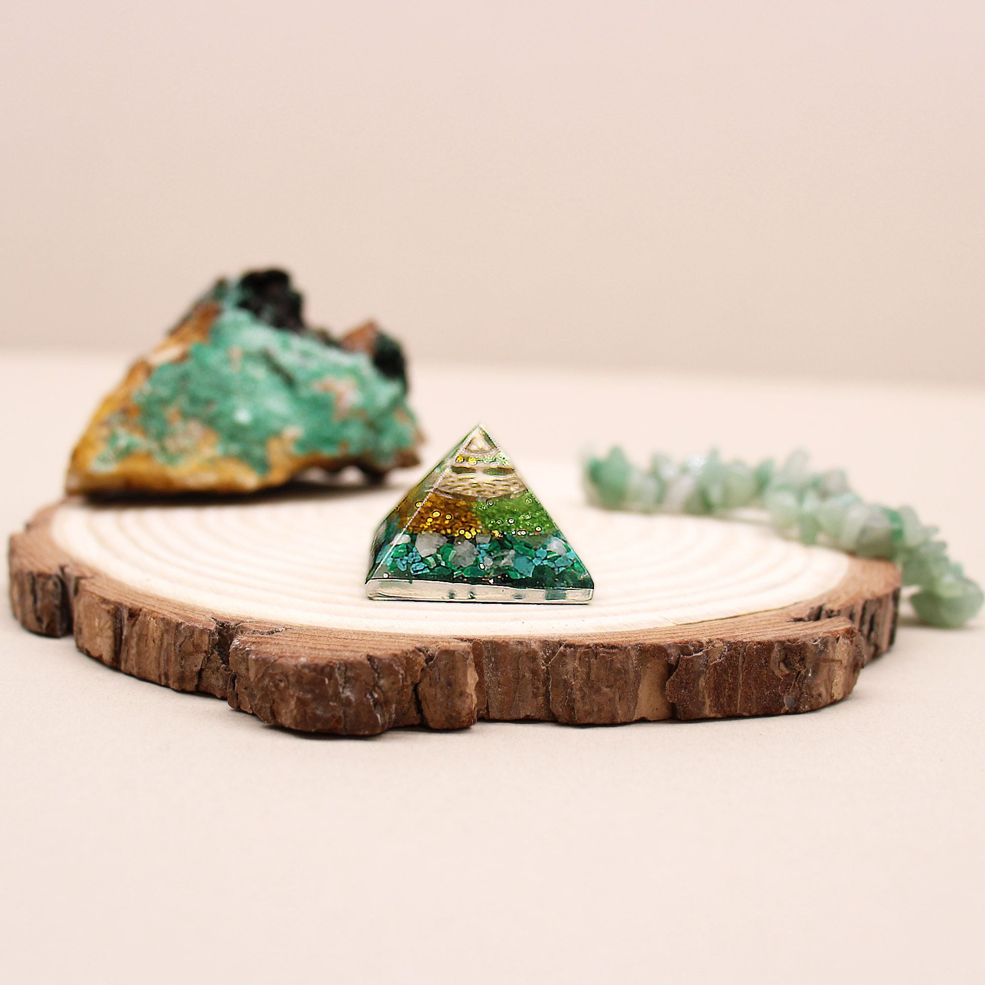 Pequena Pirâmide Orgonite 25mm com Pedras Preciosas Verdes e Cobre