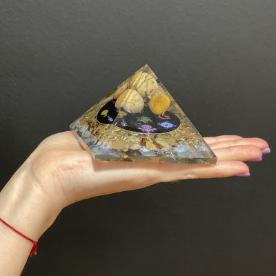 Pirâmide Orgonite Midnight Reiki