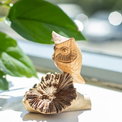 Escultura Manual de Coruja em Crescimento de Madeira - Figura Única para Presente, Altura 11 cm, Tons Naturais da Indonésia