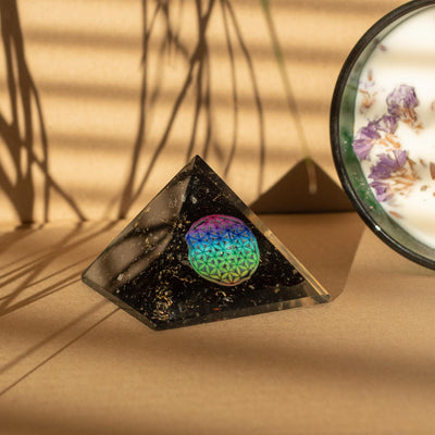 Pirâmide Orgone de Turmalina Negra 5,5x4,5cm com Flor da Vida