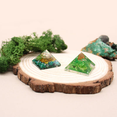 Pequena Pirâmide Orgonite 25mm com Pedras Preciosas Verdes e Cobre