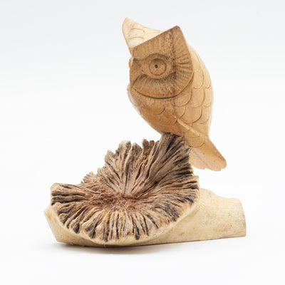 Escultura Manual de Coruja em Crescimento de Madeira - Figura Única para Presente, Altura 11 cm, Tons Naturais da Indonésia