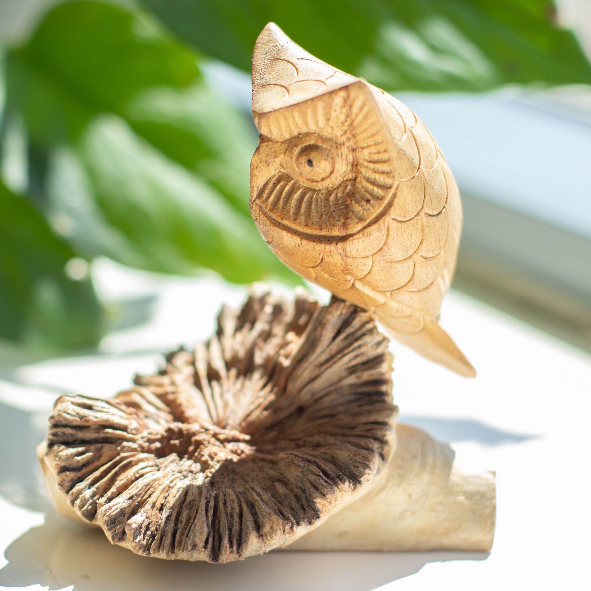 Escultura Manual de Coruja em Crescimento de Madeira - Figura Única para Presente, Altura 11 cm, Tons Naturais da Indonésia
