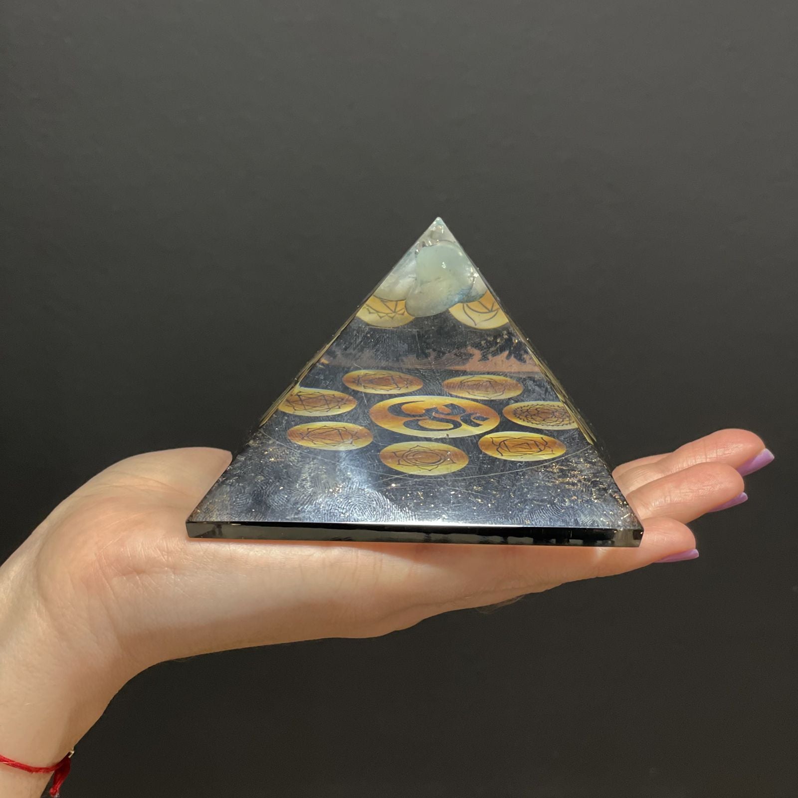 Pirâmide Orgonite Midnight Om Chakra