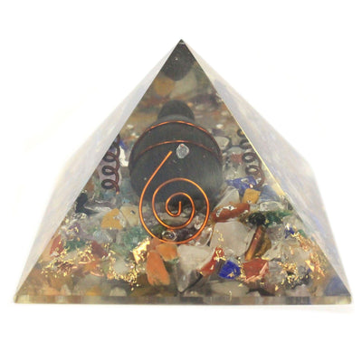 Pirâmide Média Orgonite 60mm com chips de pedras preciosas, cobre e tartaruga