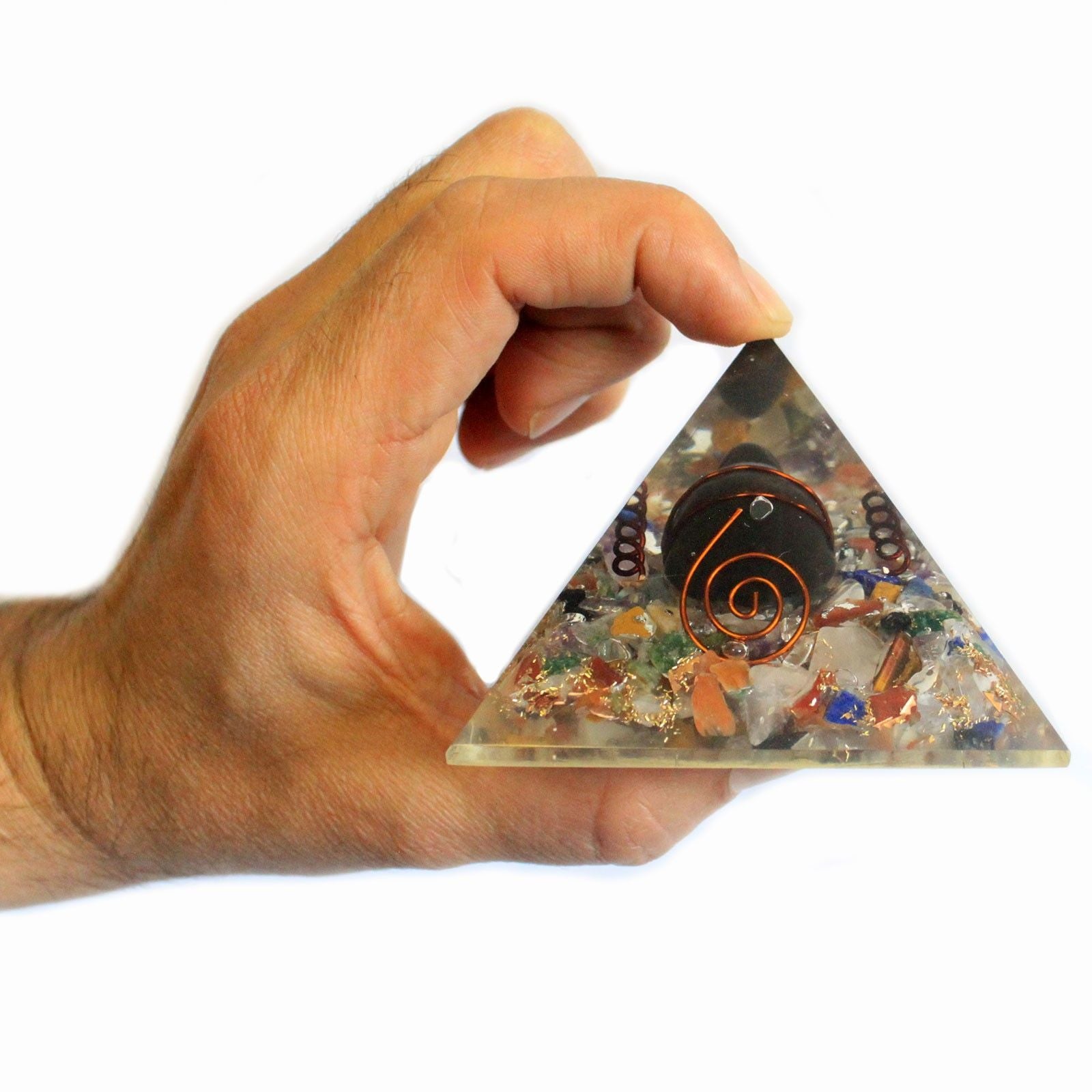 Pirâmide Média Orgonite 60mm com chips de pedras preciosas, cobre e tartaruga