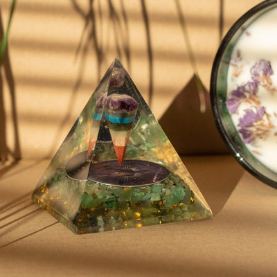 Pirâmide Média Orgonite com Pêndulo e Chips Verdes de Aventurina 7x6 cm