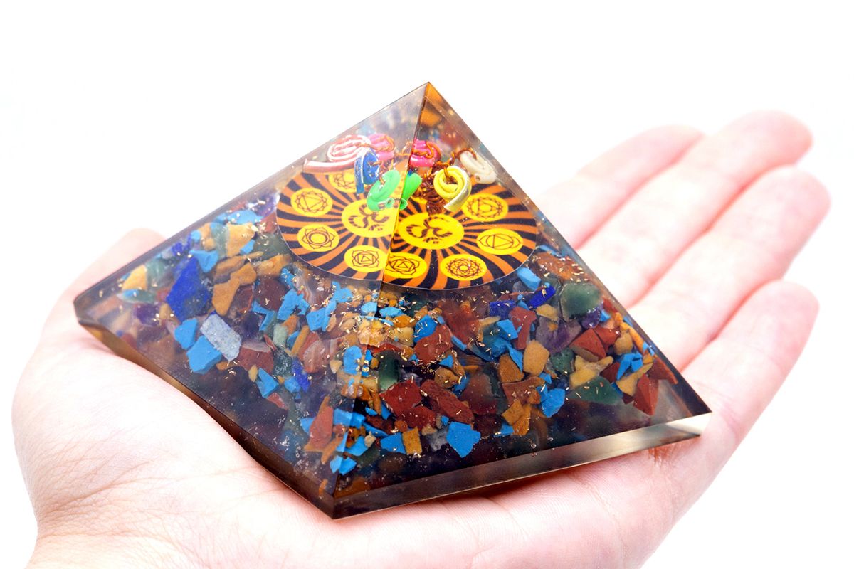 Pirâmide Orgonite Om Chakra