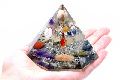 Pirâmide Orgonite 7-simétrica com Árvore da Sabedoria de Pedras