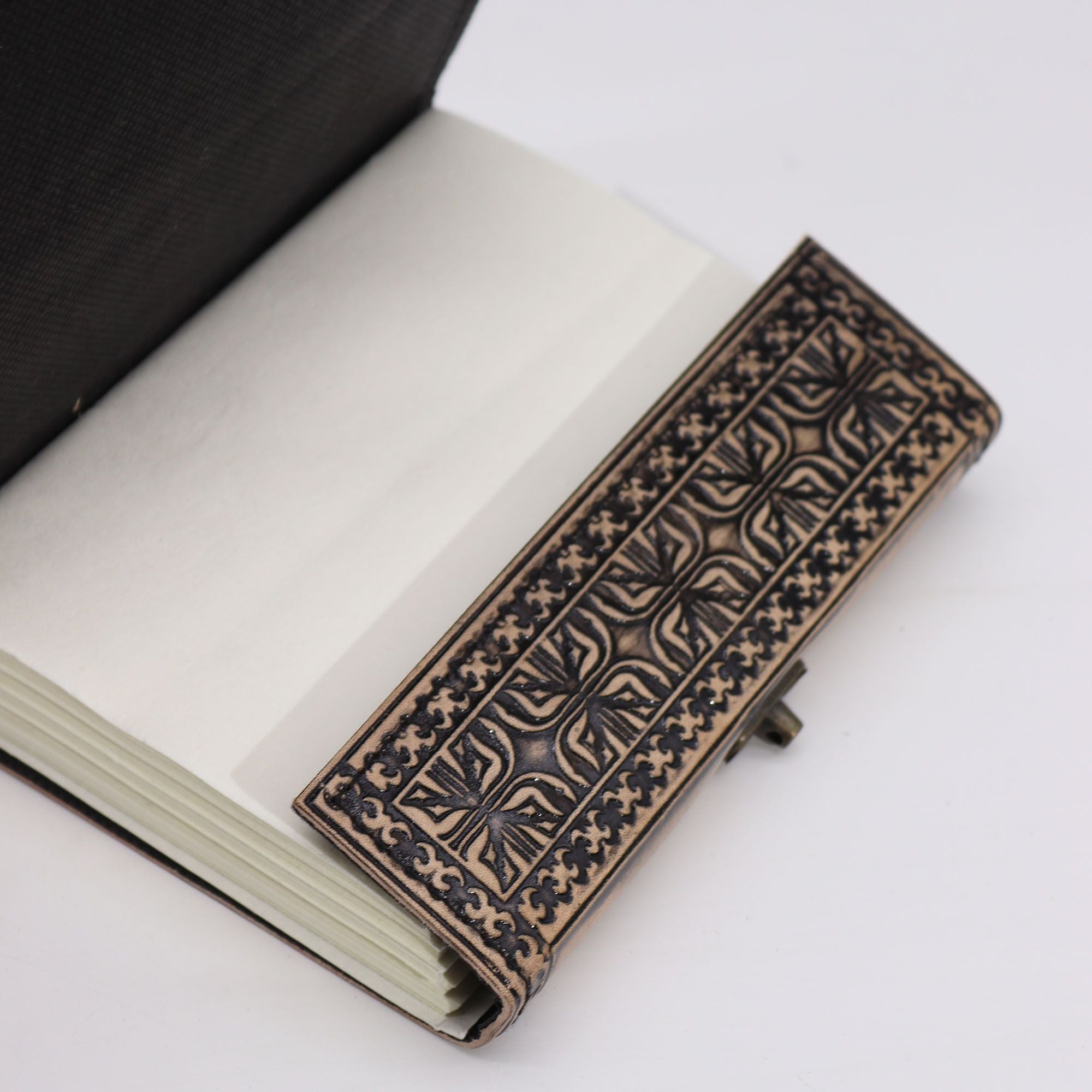 Caderno Esotérico Buda em Vermelho e Castanho - Caderno de Couro com 200 Páginas, Dimensões 17,5x12,5x3 cm