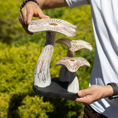 Figura Artística de Cogumelo Dourado 25 cm com Acabamento Branco e Detalhes Dourados - Presente Único em Madeira Albasia para Interiores em Estilo Boho e Natural