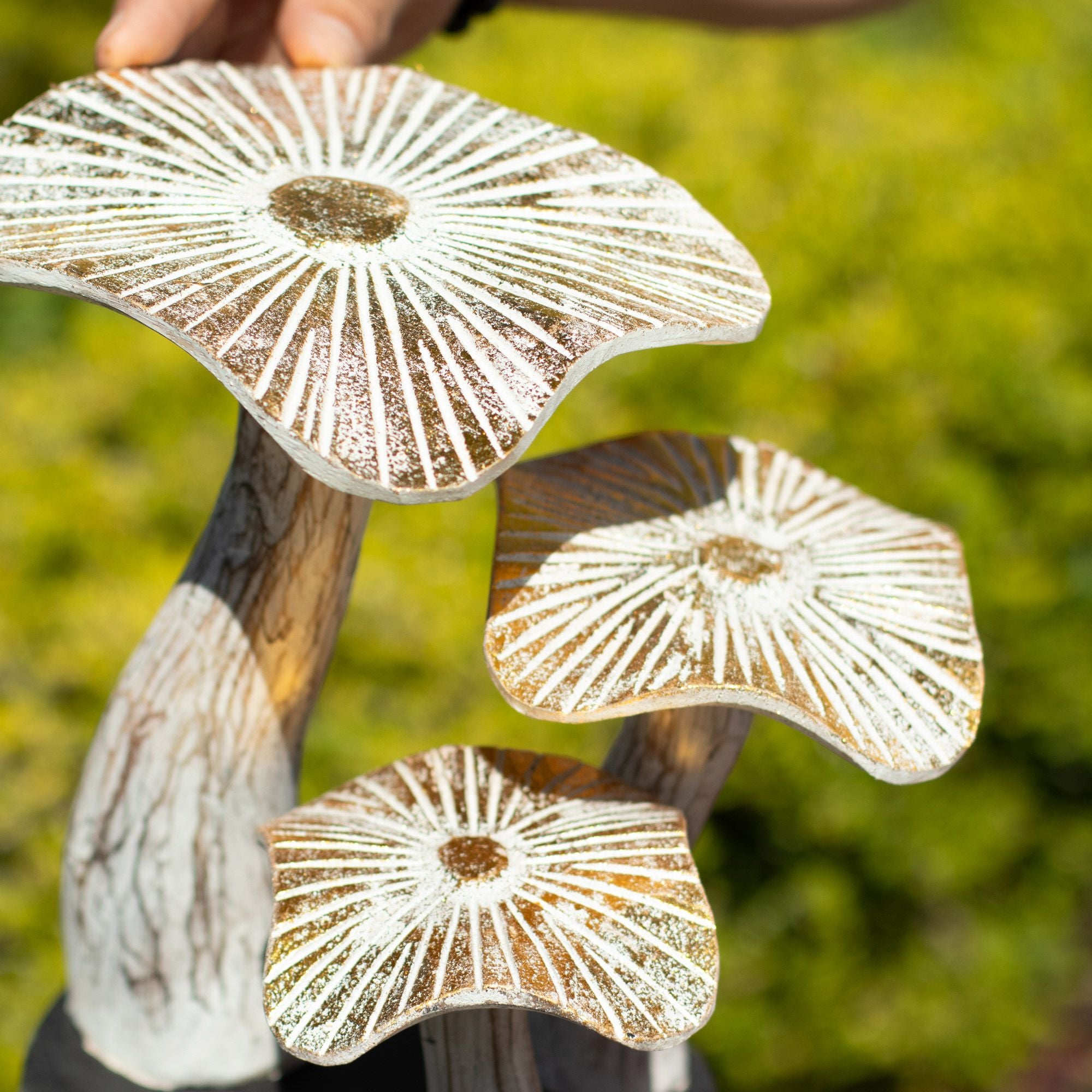 Figura Artística de Cogumelo Dourado 25 cm com Acabamento Branco e Detalhes Dourados - Presente Único em Madeira Albasia para Interiores em Estilo Boho e Natural
