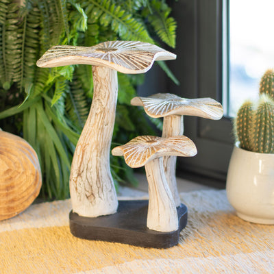 Figura Artística de Cogumelo Dourado 25 cm com Acabamento Branco e Detalhes Dourados - Presente Único em Madeira Albasia para Interiores em Estilo Boho e Natural