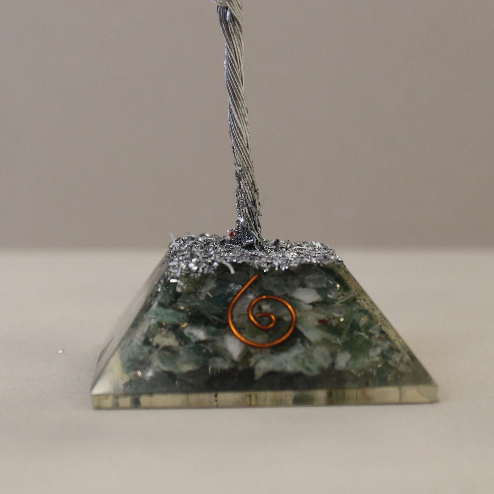 Árvore da Sorte com Base de Orgonite com 80 Pedras de Ágata Musgosa