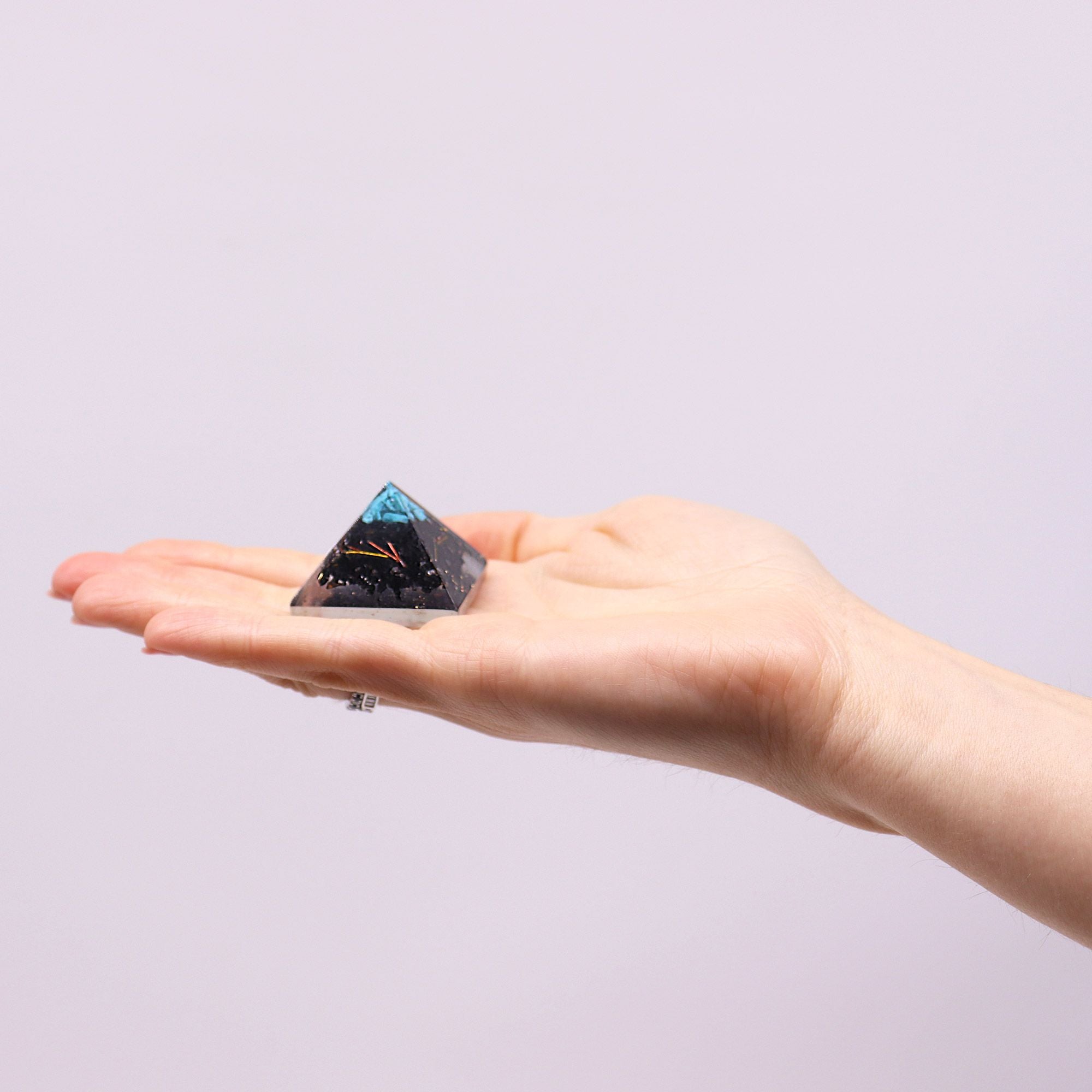 Pequena Pirâmide Orgonite 25mm com Pedras Preciosas Verdes e Cobre
