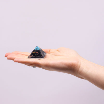 Pequena Pirâmide Orgonite 25mm com Pedras Preciosas Verdes e Cobre