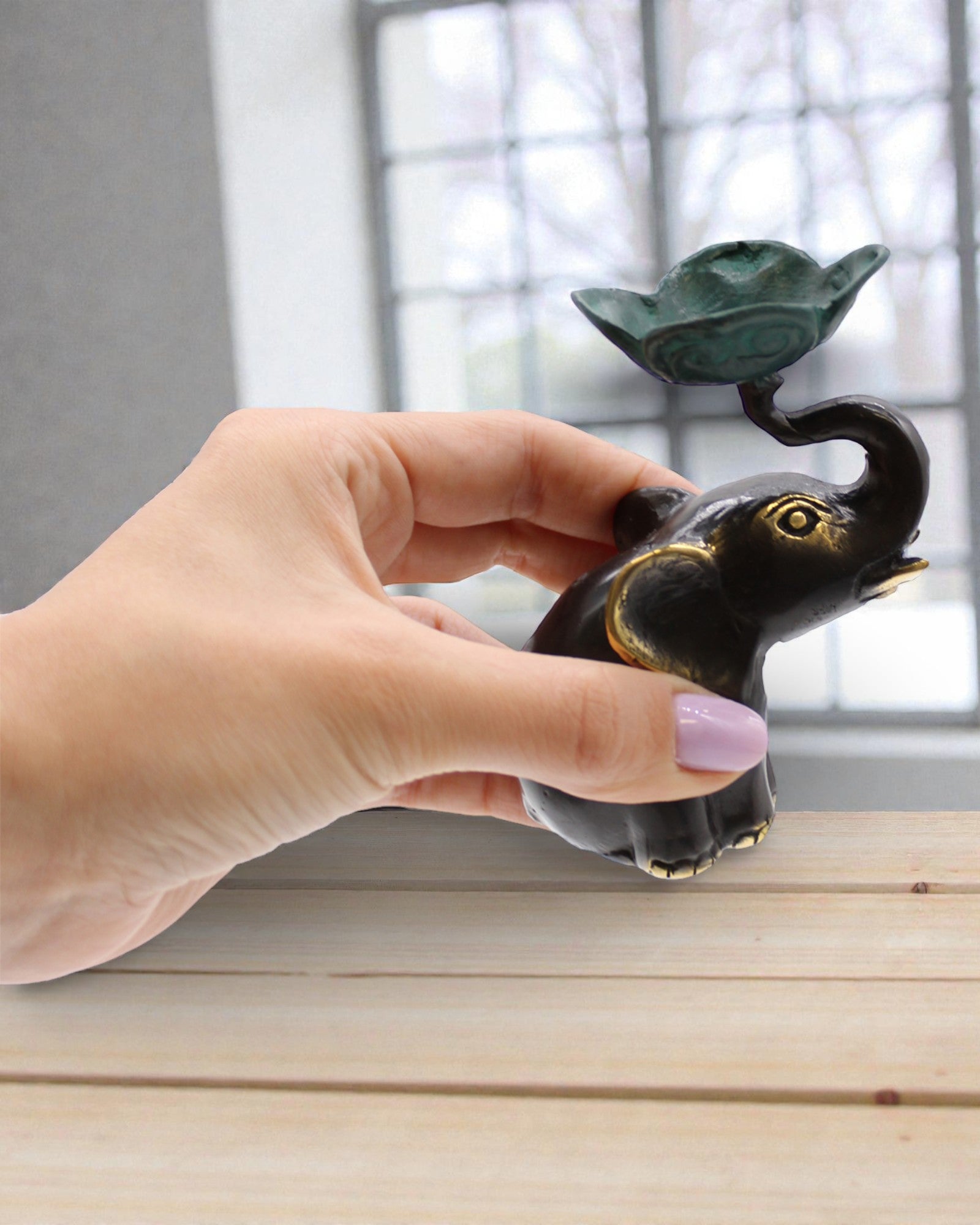 Guardião Lótus da Serenidade – Pequeno Elefante Queimador / Castiçal em Latão