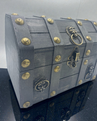 Arka Poszukiwacza Skarbów – Duża Szara Skrzynia Vintage z Metalowymi Okuciami