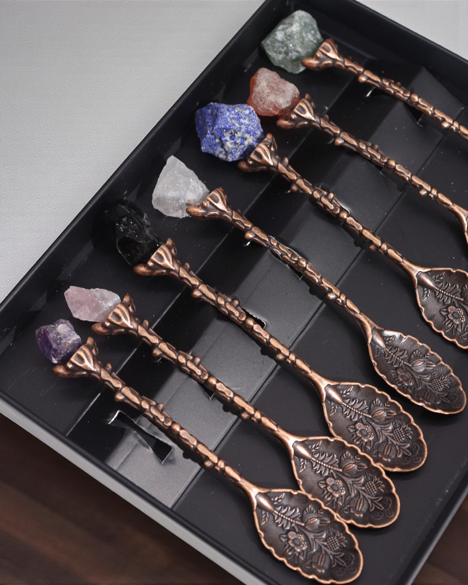 Arcana Aurea – Conjunto de 7 Colheres de Bruxa Castanhas com Pedras Naturais