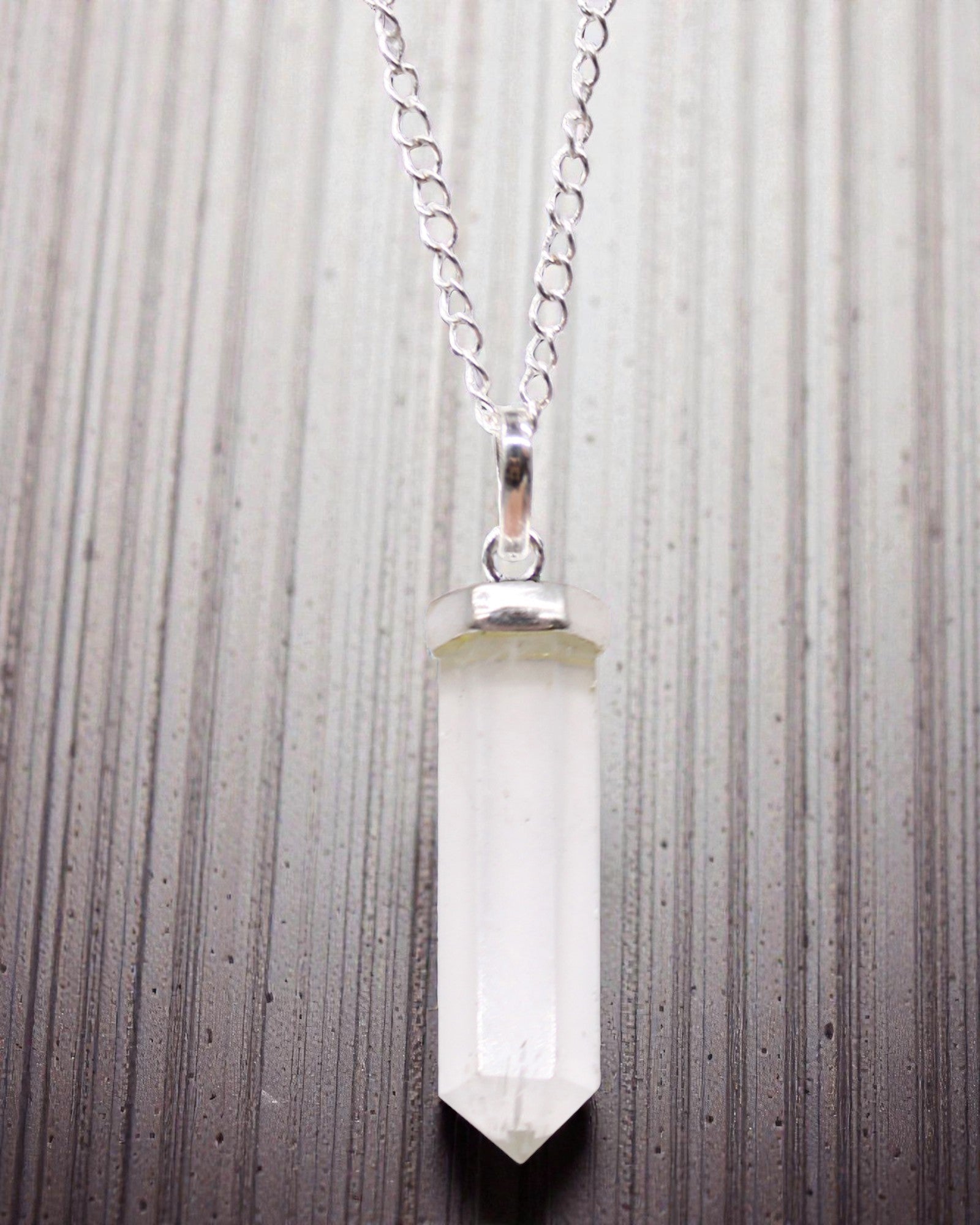 Ponta de Cristal – Pendente Clássico em Ponta de Quartzo Cristal de Rocha