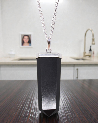 Obsidian Ray – Pendente Plano de Ágata Negra com Corte em Cristal