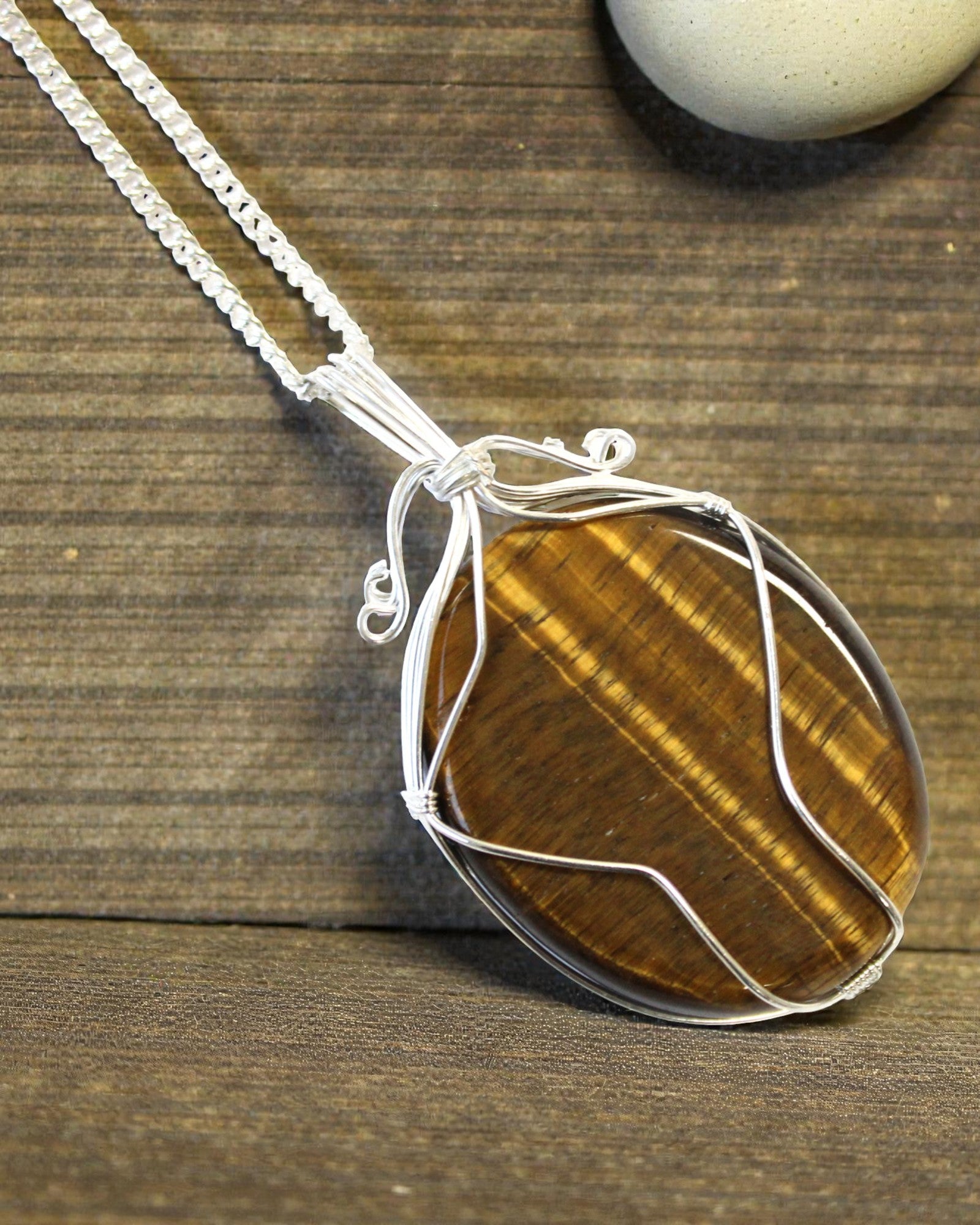 Zawijas Mocy – Colar com Olho de Tigre, Entrelaçado à Mão