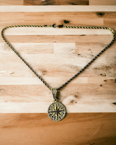 Colar com Pendente de Bússola em Estilo Glamour com Zircónias para Mulheres e Homens - 2 variantes à escolha, personalização com gravação para presente