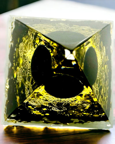 Pirâmide de Cristal de Ametista - Traz Energia Positiva e Apoia a Meditação. Cor dourado - preto