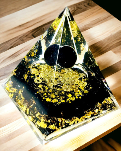 Pirâmide de Cristal de Ametista - Traz Energia Positiva e Apoia a Meditação. Cor dourado - preto