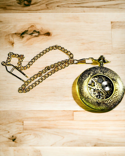 Relógio de Bolso Retro Esculpido com Mecanismo de Corda Manual, cor Dourada com Escala Romana e Mostrador Luminoso, Estilo Vintage