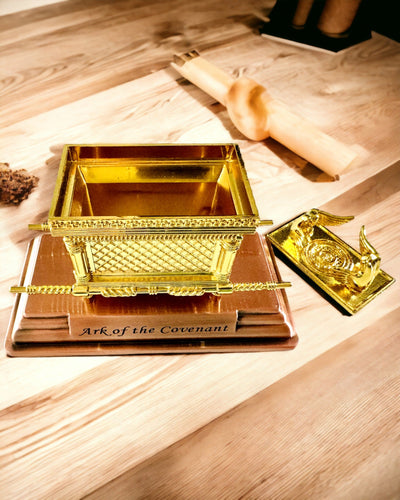 Majestosa Miniatura da Arca da Aliança em Moldura Dourada 11,2 x 5,8 x 7,3cm - Arca Exclusiva, Decoração em Edição Dourada