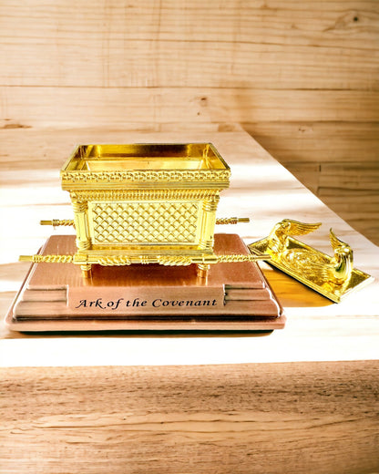Majestosa Miniatura da Arca da Aliança em Moldura Dourada 11,2 x 5,8 x 7,3cm - Arca Exclusiva, Decoração em Edição Dourada