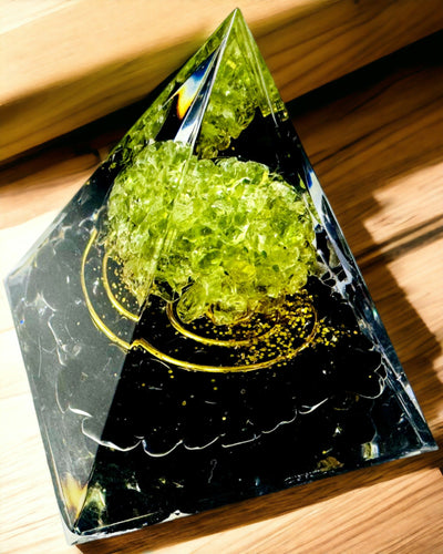 Pirâmide de Orgonite Reiki com Cristais Naturais - Símbolo Decorativo de Equilíbrio de Energia dos Chakras